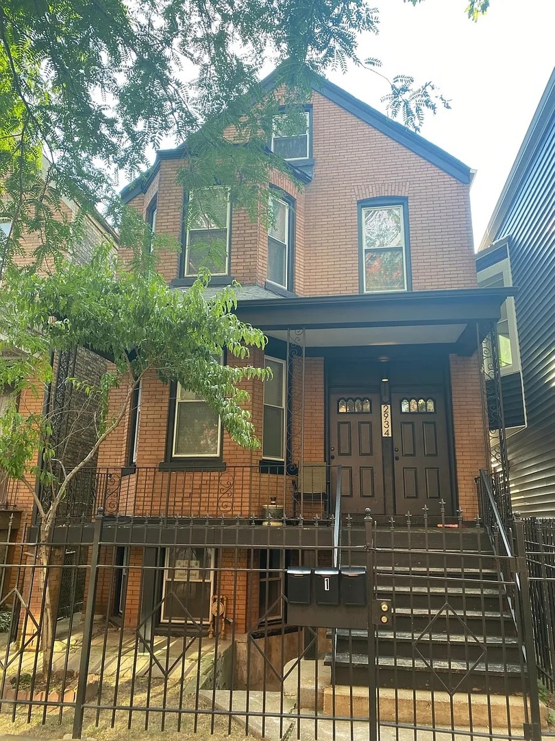 2934 N Sawyer Avenue, Chicago, IL 60618