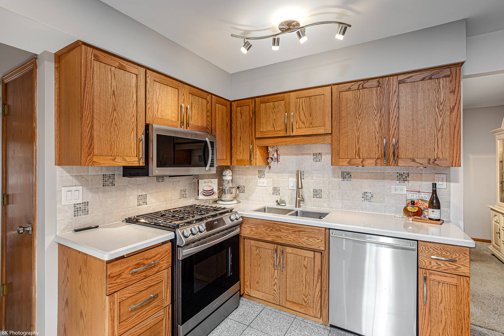 5710 W 89th Place, Oak Lawn, IL 60453