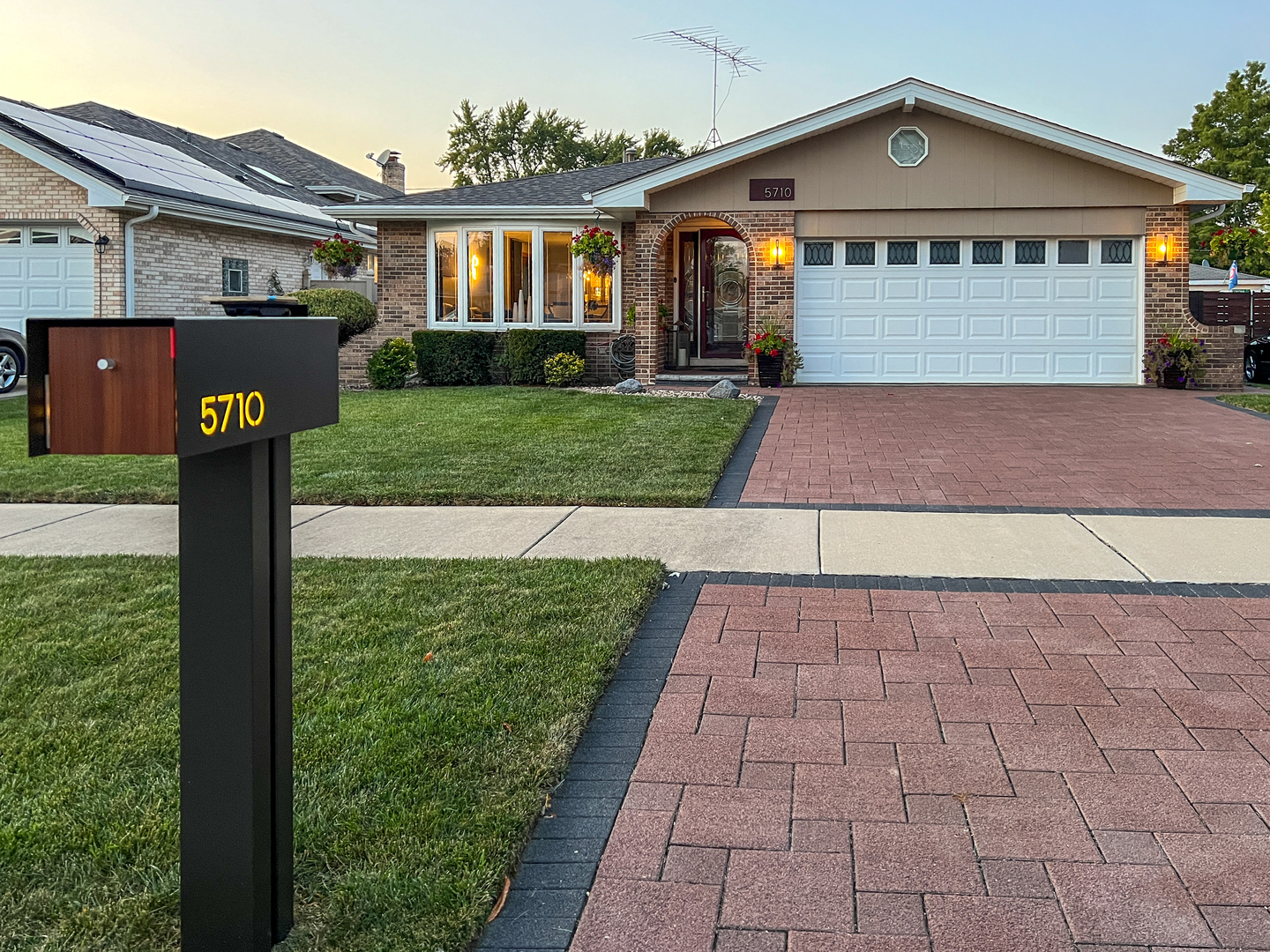 5710 W 89th Place, Oak Lawn, IL 60453