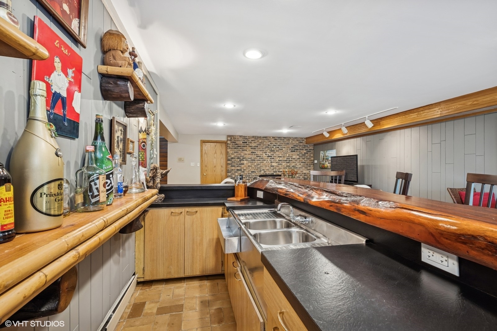 184 A River Road, Lake Barrington, IL 60010