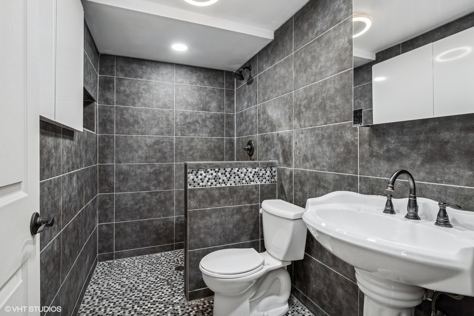 184 A River Road, Lake Barrington, IL 60010