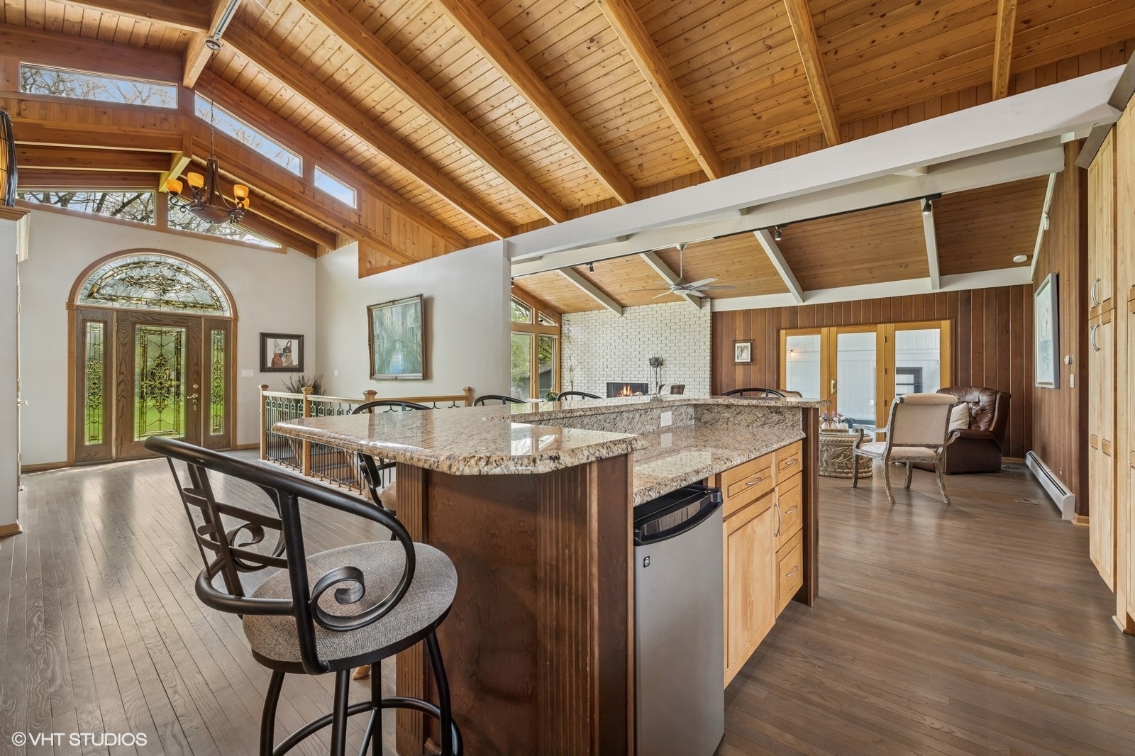 184 A River Road, Lake Barrington, IL 60010