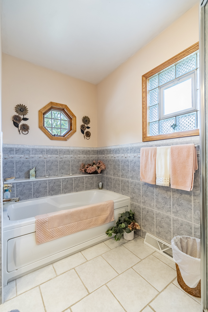 18622 Burnham Avenue, Lansing, IL 60438