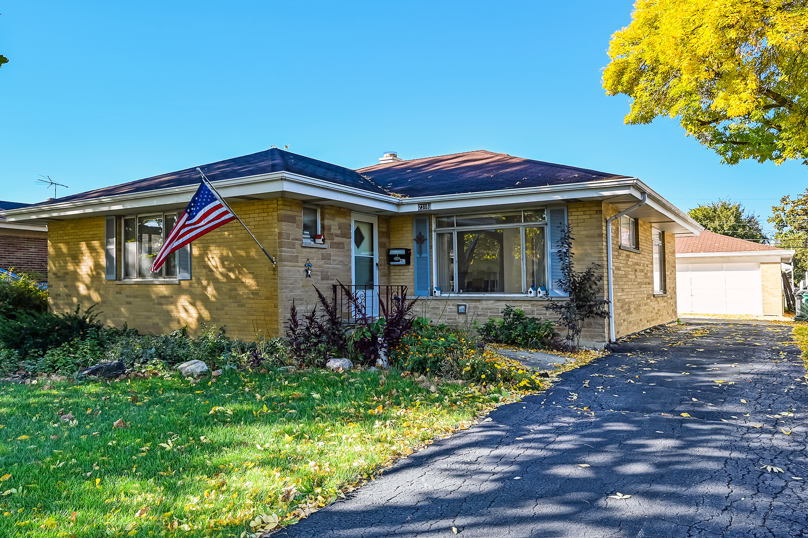 2316 Boeger Avenue, Westchester, IL 60154