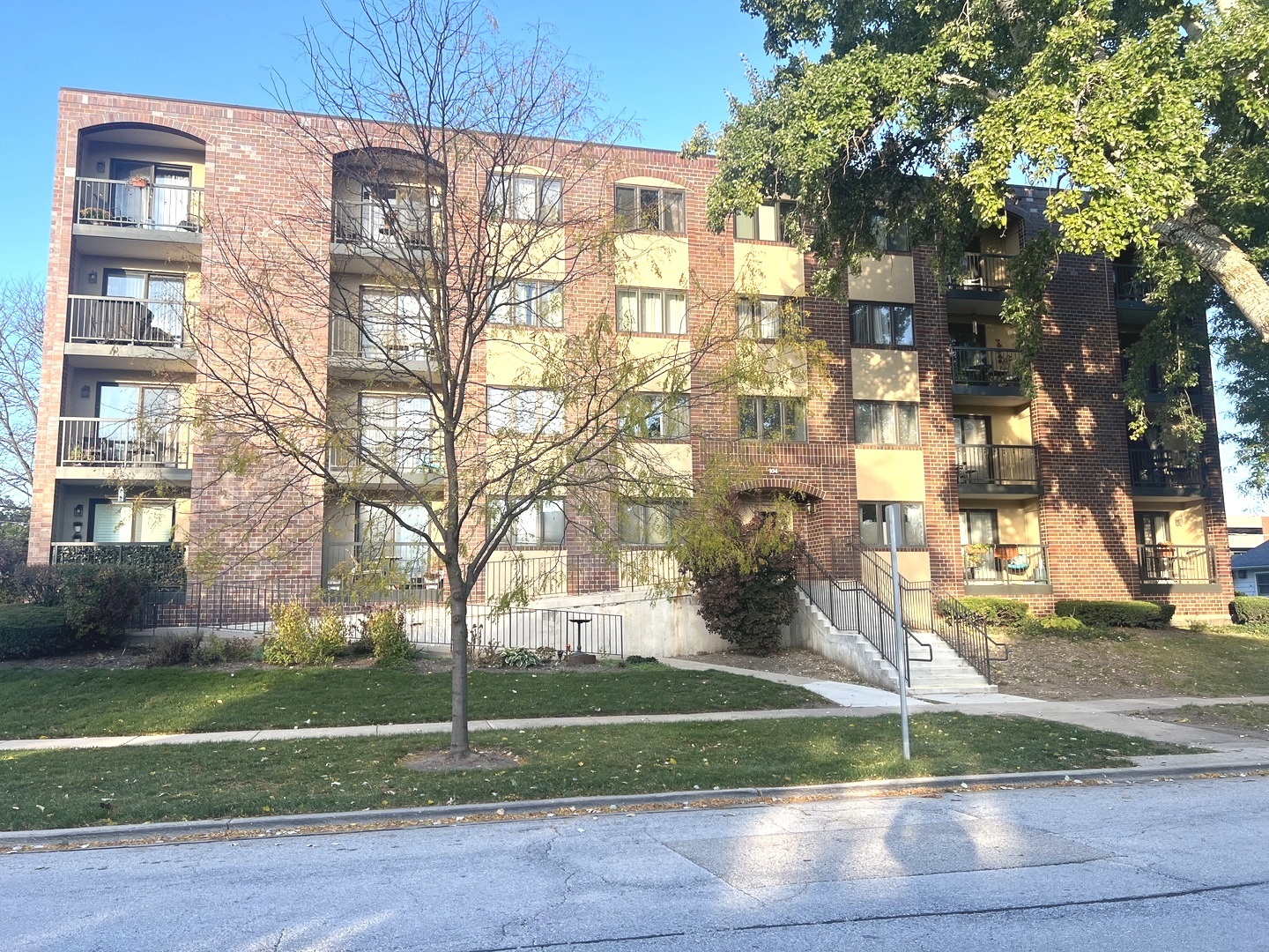 104 N Pine Avenue #302, Arlington Heights, IL 60004