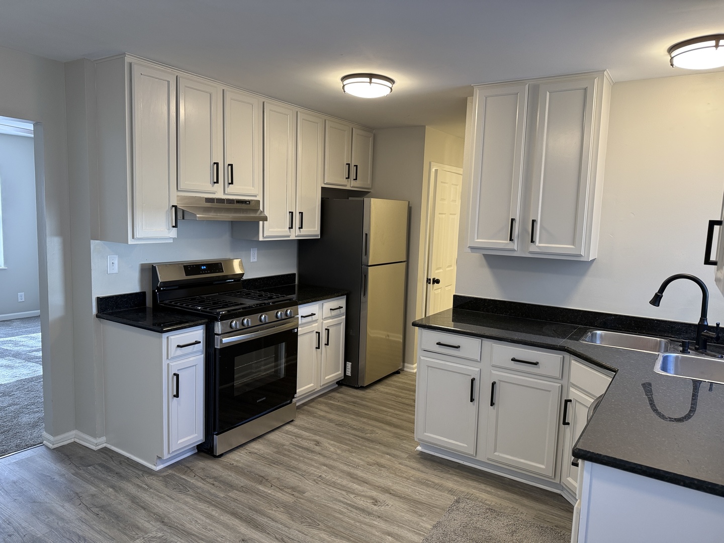 685 OLD INDIAN TRAIL Road, Aurora, IL 60506