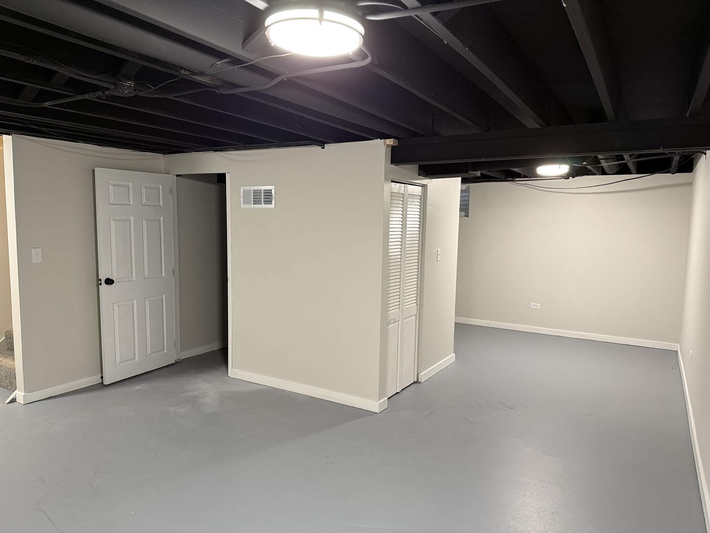 685 OLD INDIAN TRAIL Road, Aurora, IL 60506