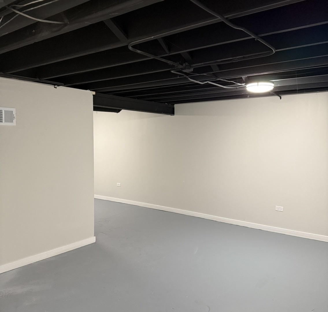 685 OLD INDIAN TRAIL Road, Aurora, IL 60506