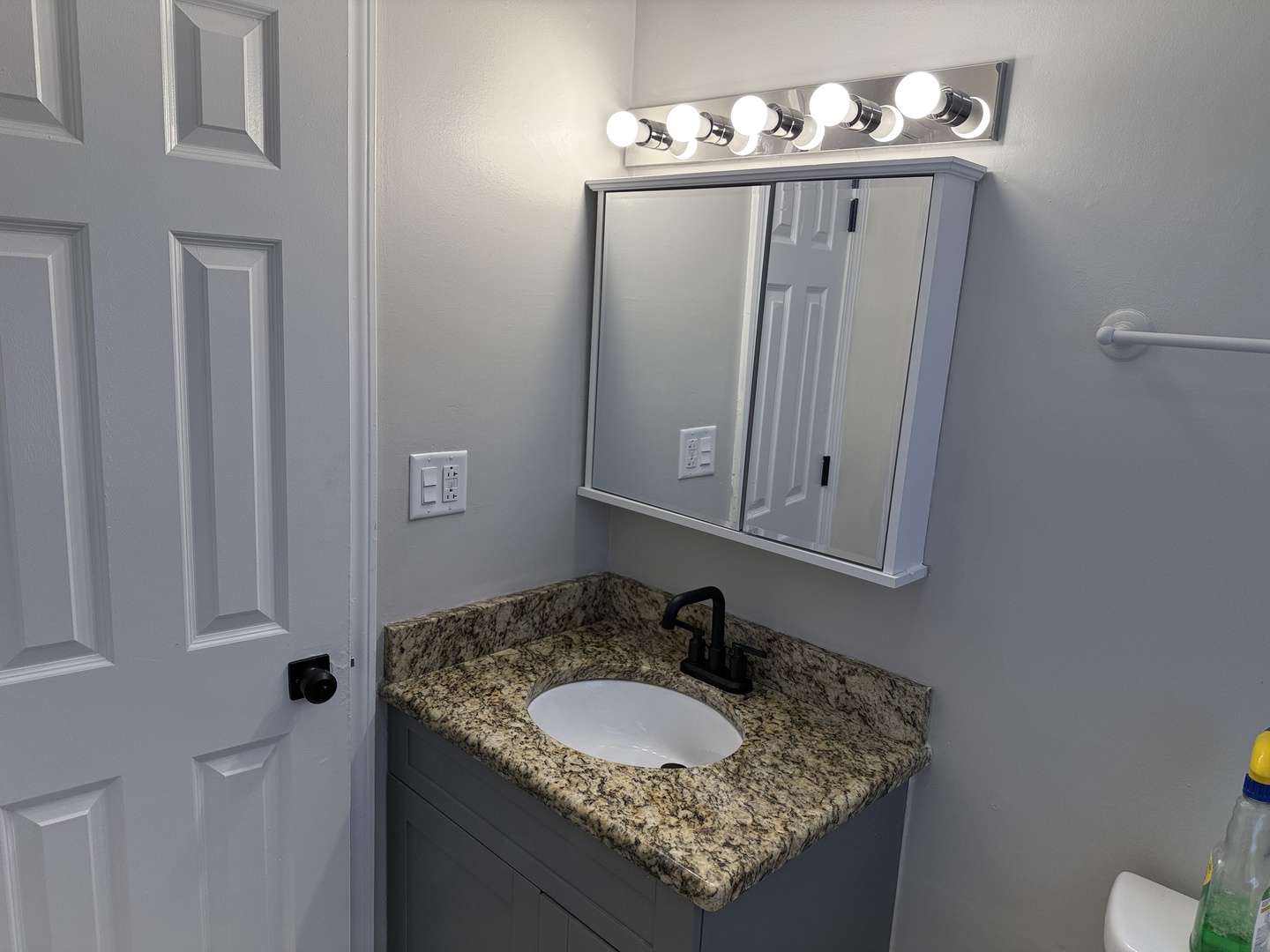 685 OLD INDIAN TRAIL Road, Aurora, IL 60506