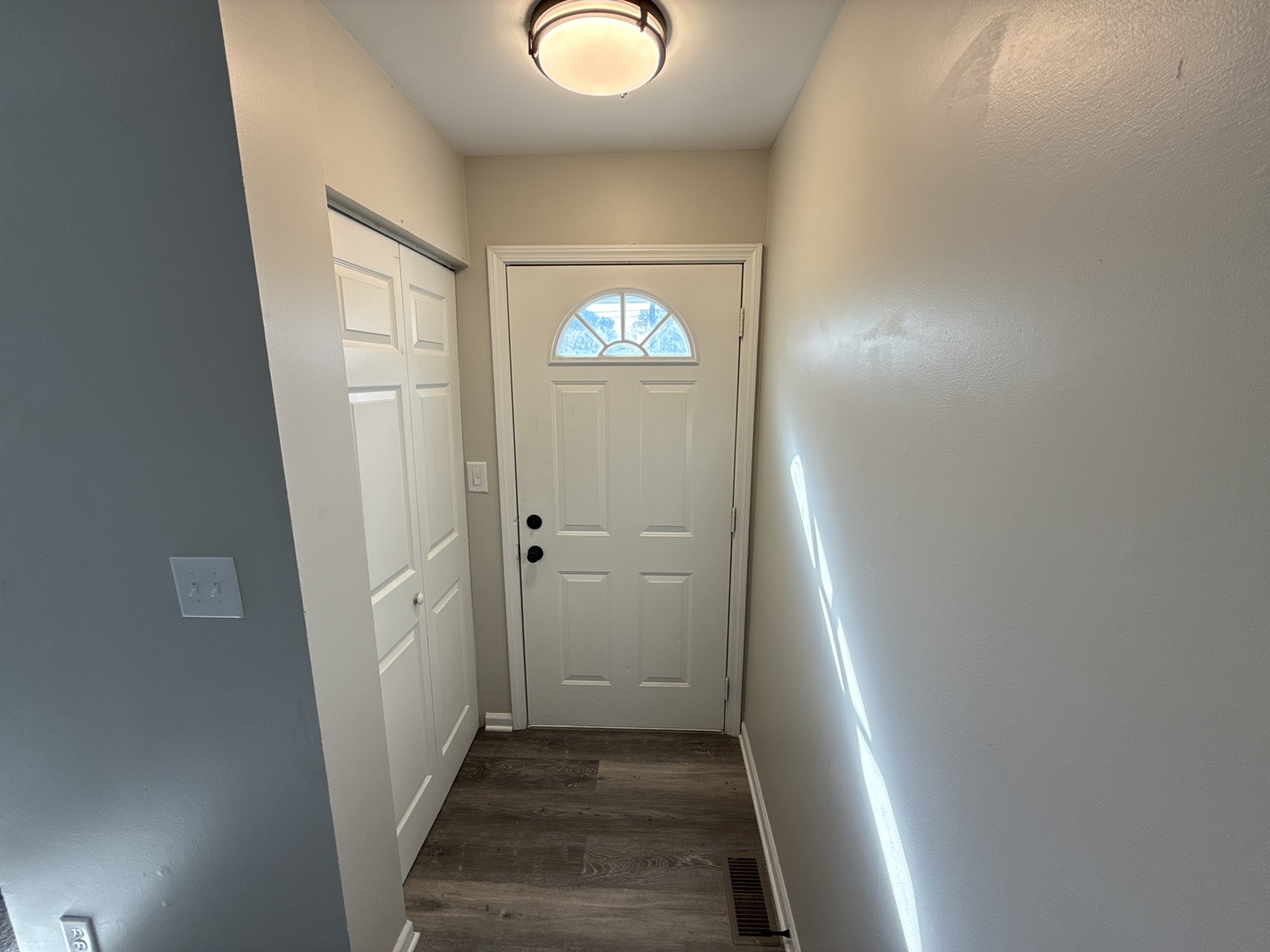 685 OLD INDIAN TRAIL Road, Aurora, IL 60506