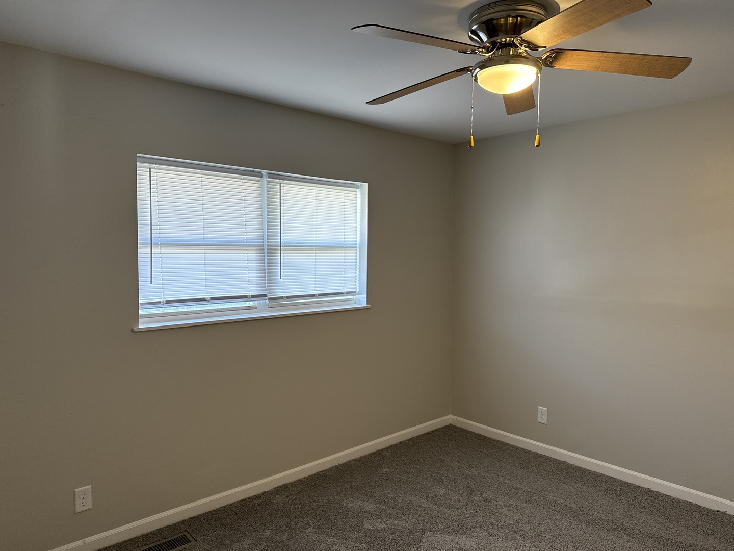 685 OLD INDIAN TRAIL Road, Aurora, IL 60506