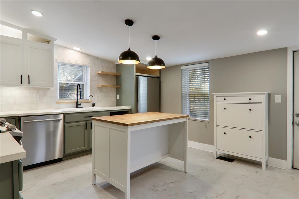 305 S Broadway Street, Hudson, IL 61748