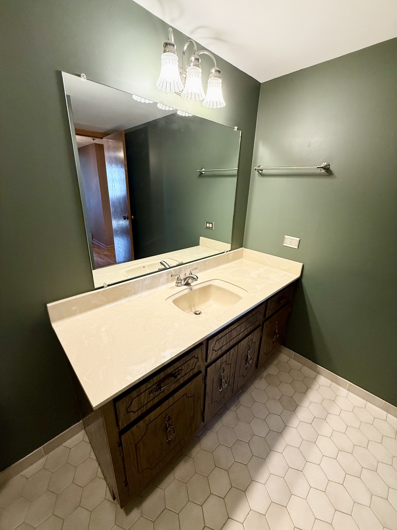 10420 Circle Drive #25B, Oak Lawn, IL 60453