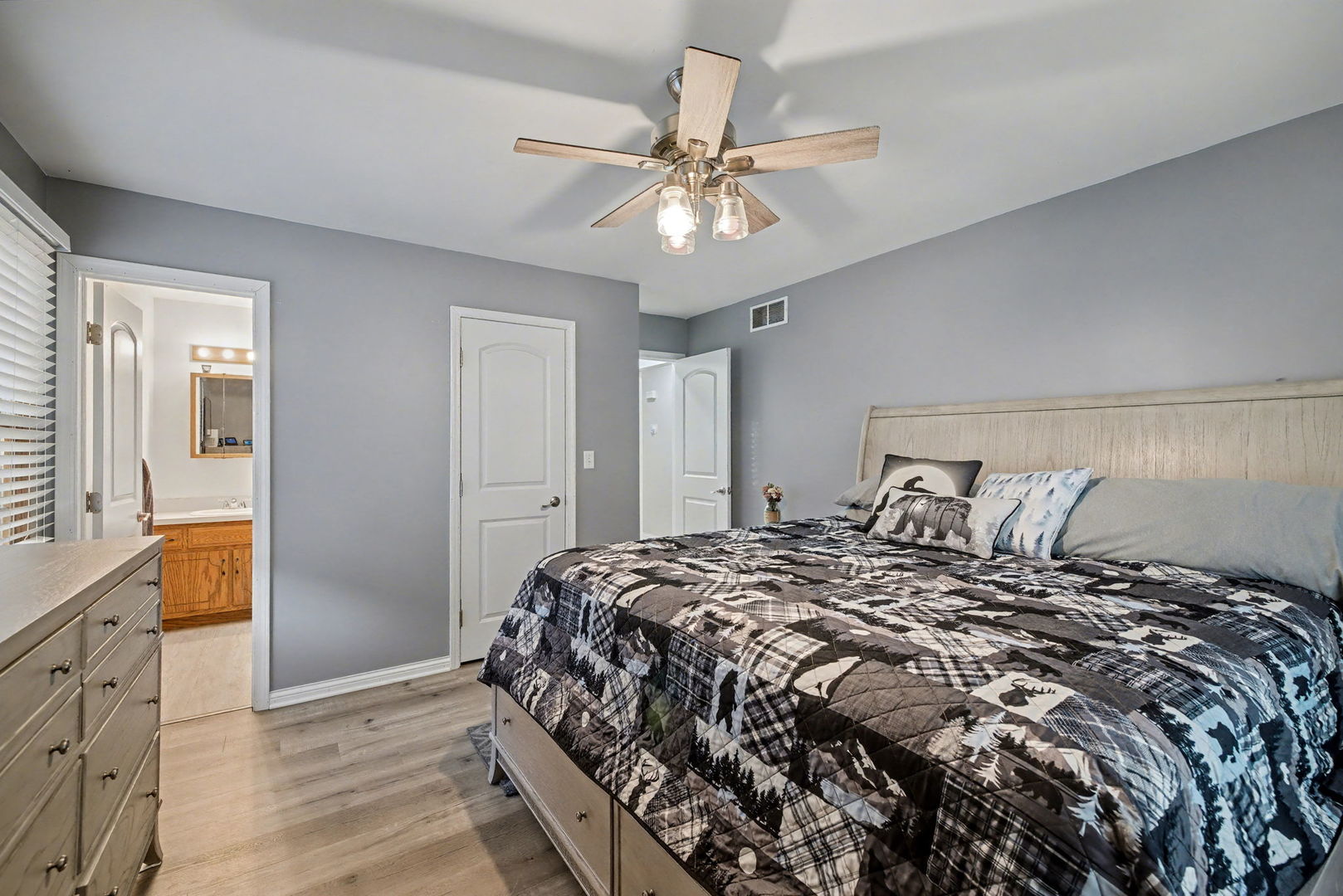 2208 Root Street, Crest Hill, IL 60403