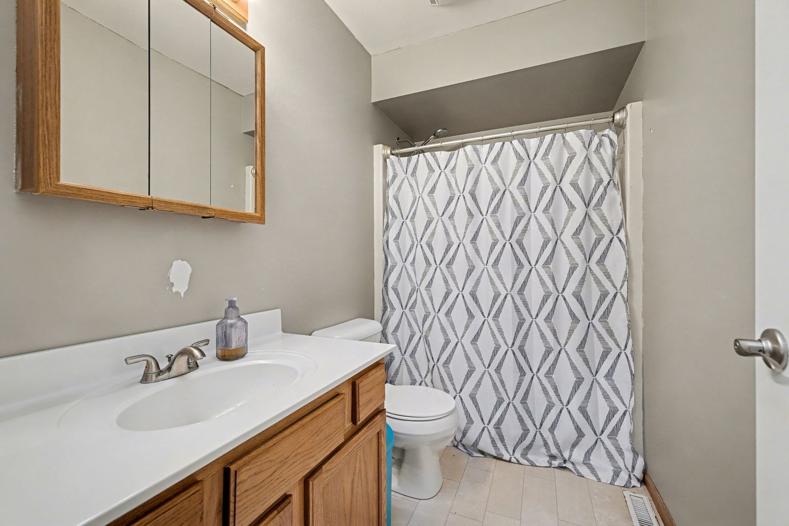 2208 Root Street, Crest Hill, IL 60403