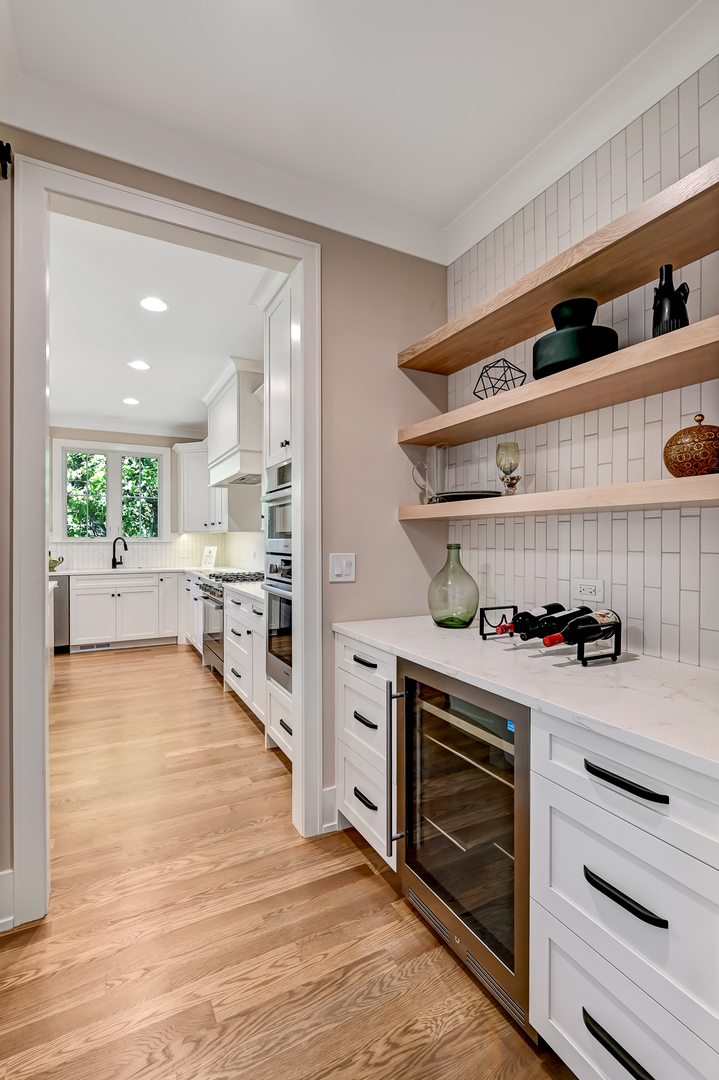 6200 Clarendon Hills Road, Willowbrook, IL 60527