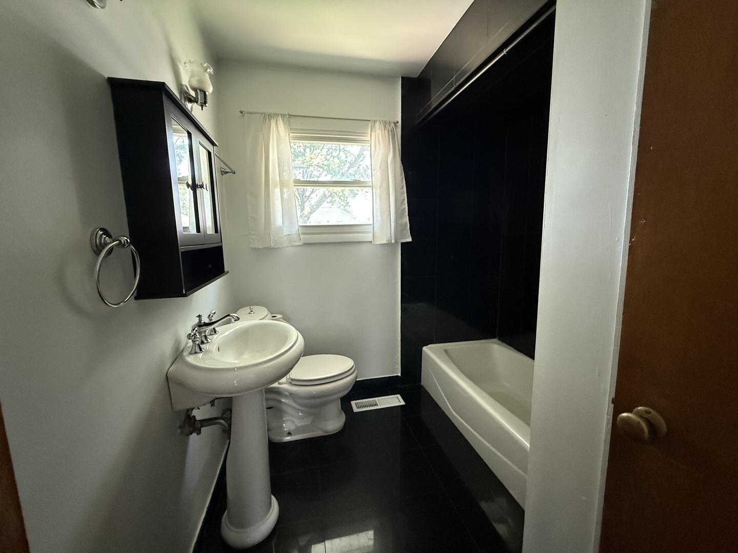 29 N ROSLYN Road, Westmont, IL 60559