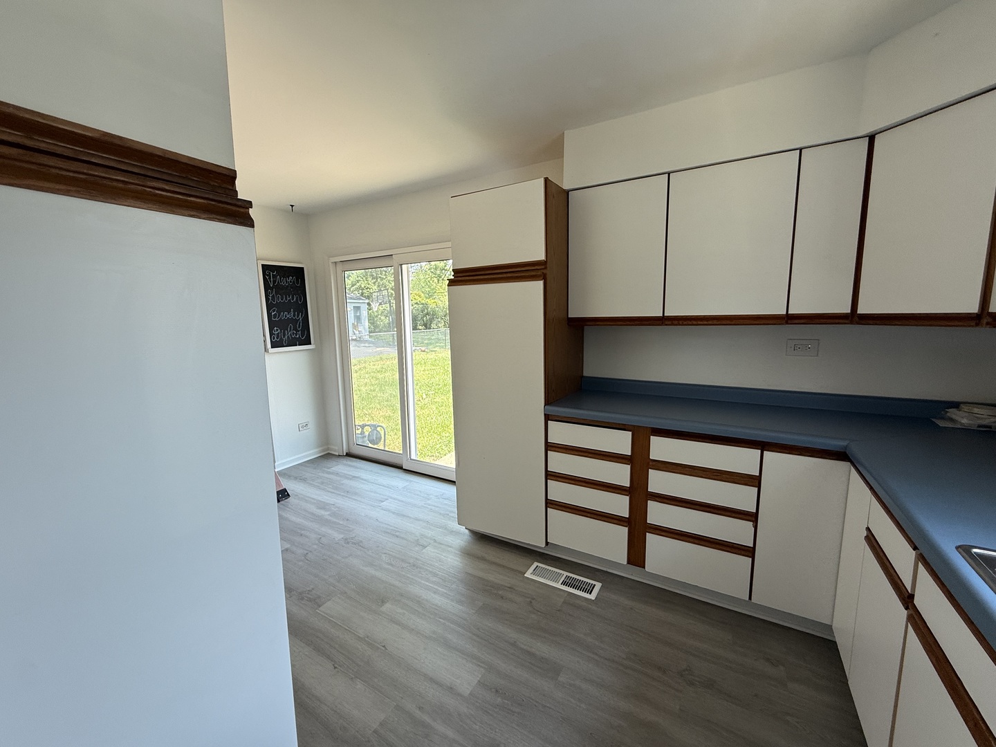 29 N ROSLYN Road, Westmont, IL 60559