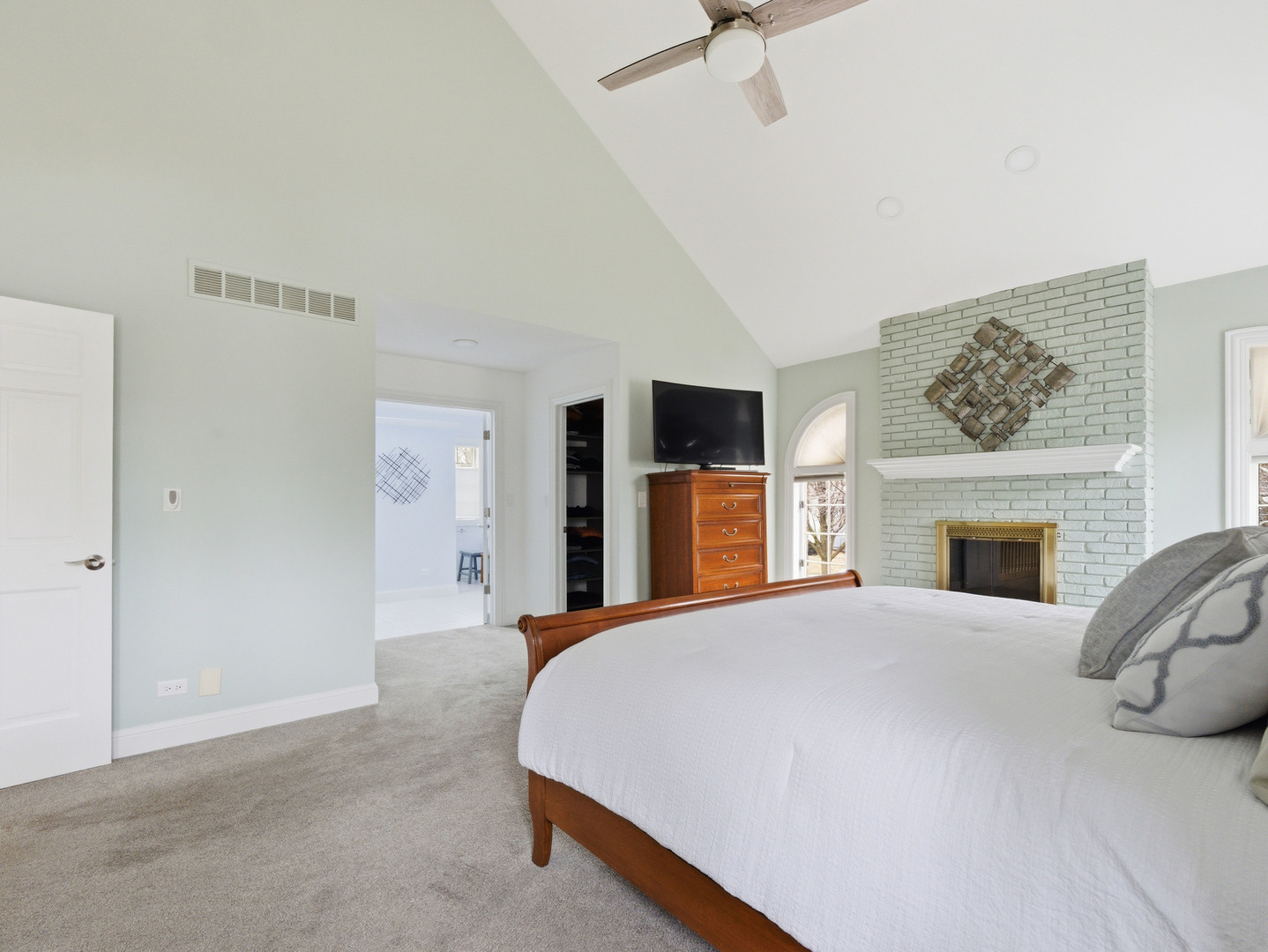 1165 Dickens Avenue, Naperville, IL 60563