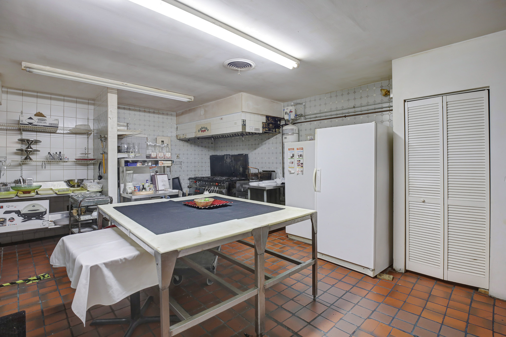 5549 W Belmont Avenue, Chicago, IL 60641