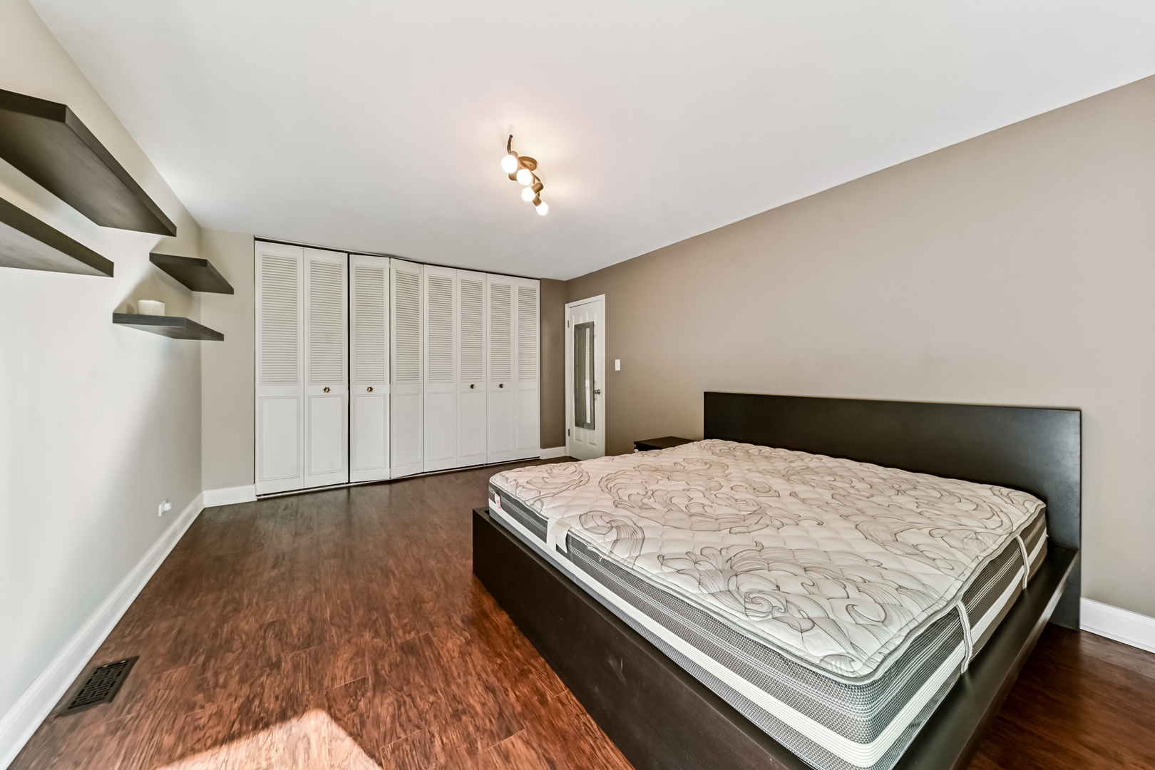 6961 N Oakley Avenue #210, Chicago, IL 60645