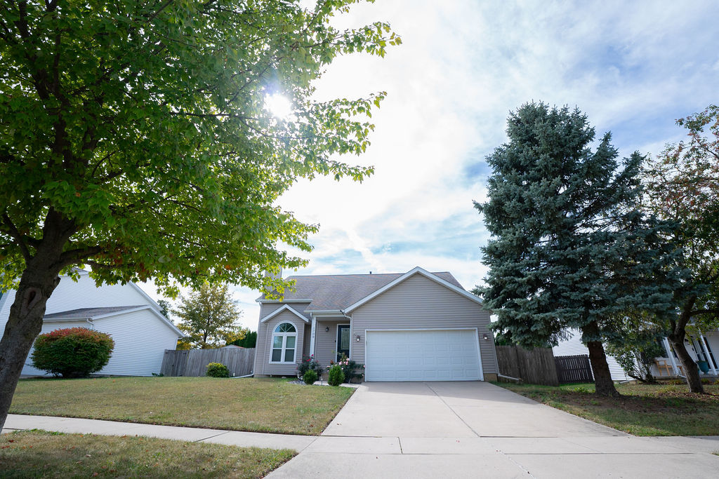 1708 Royal Pointe Drive, Bloomington, IL 61704