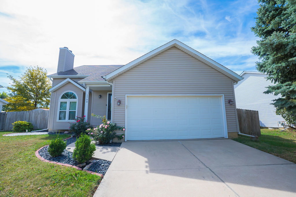 1708 Royal Pointe Drive, Bloomington, IL 61704