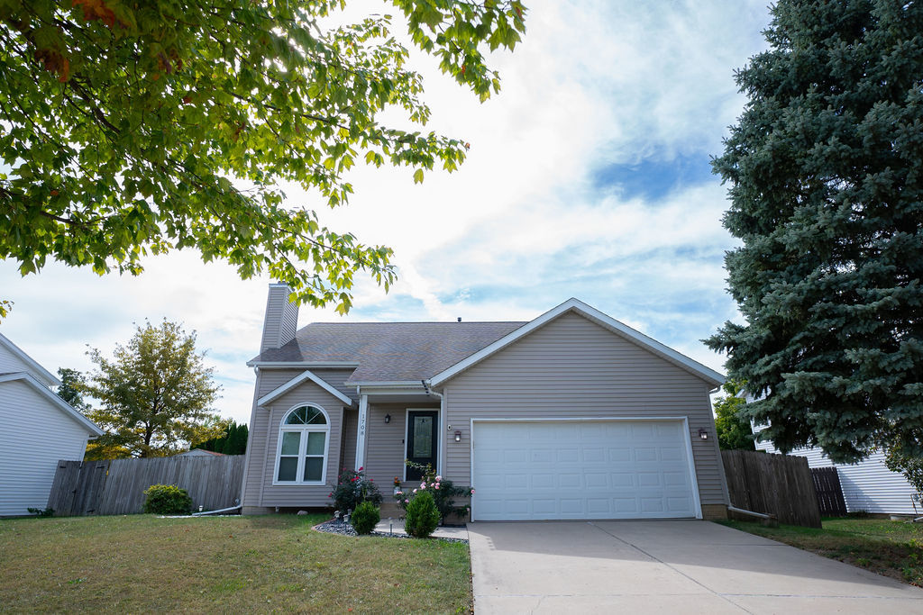 1708 Royal Pointe Drive, Bloomington, IL 61704