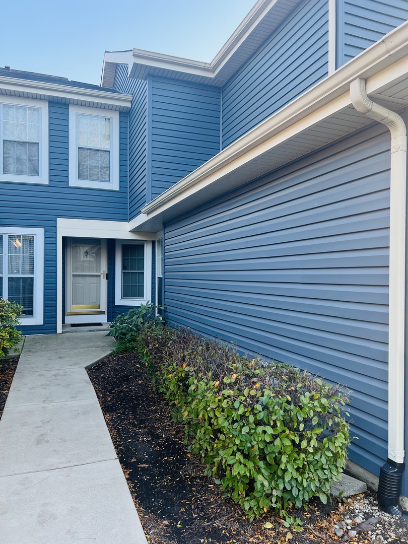 1042 Ridgefield Circle #1042, Carol Stream, IL 60188