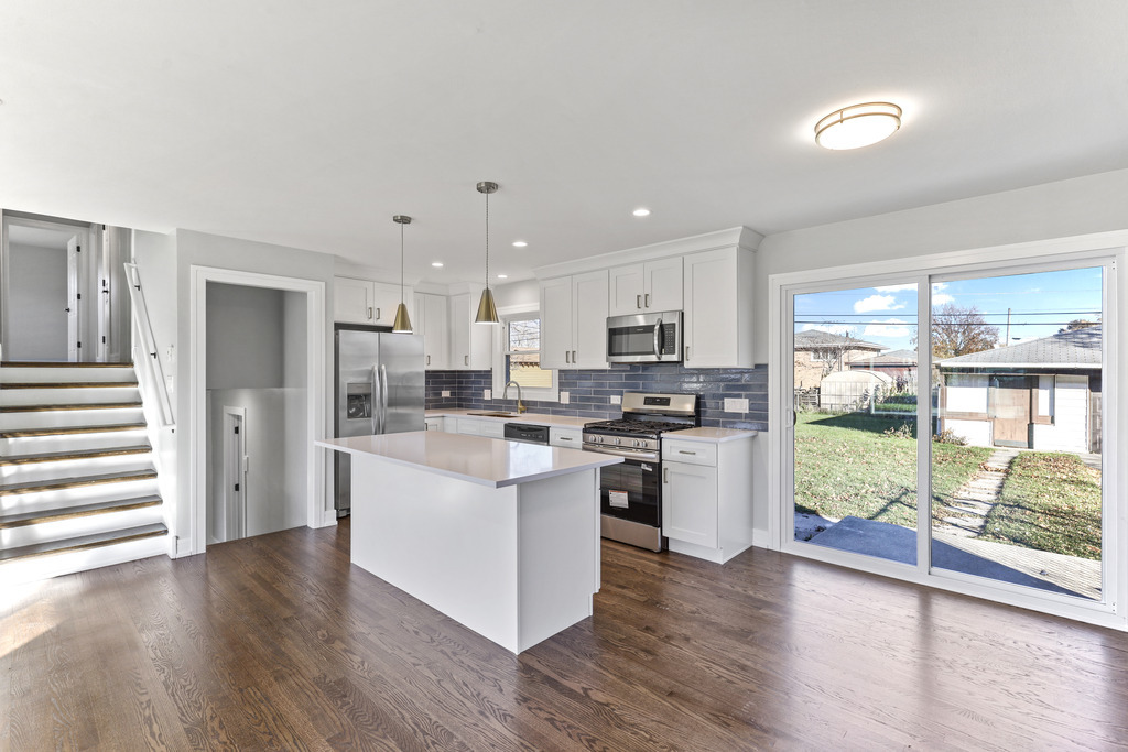 8409 Newland Avenue, Burbank, IL 60459