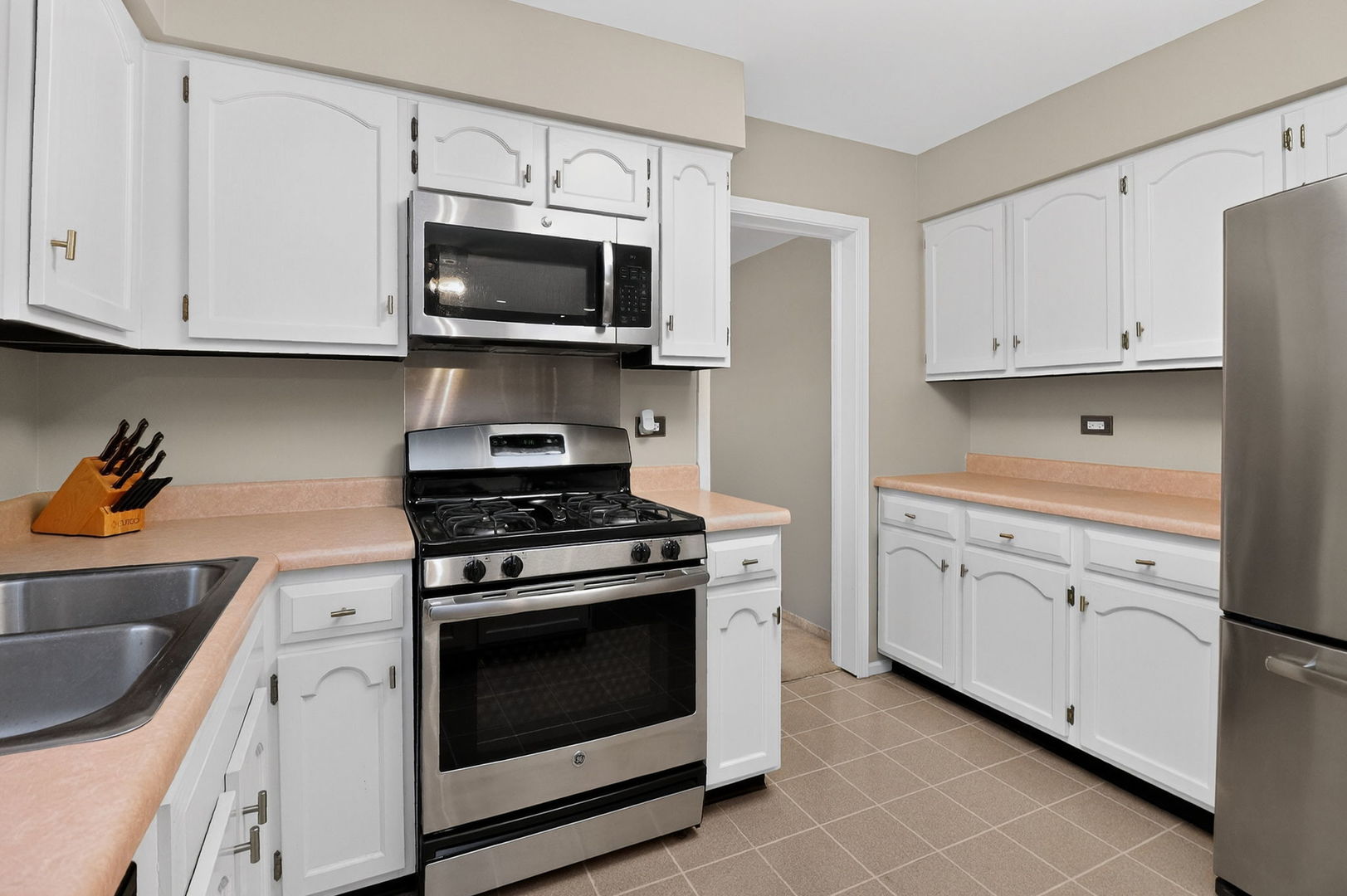 2238 Appleby Drive, Wheaton, IL 60189