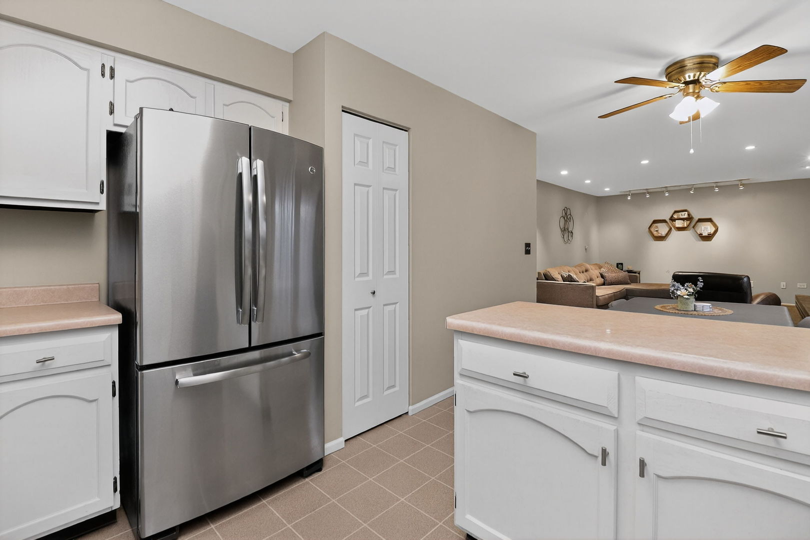 2238 Appleby Drive, Wheaton, IL 60189