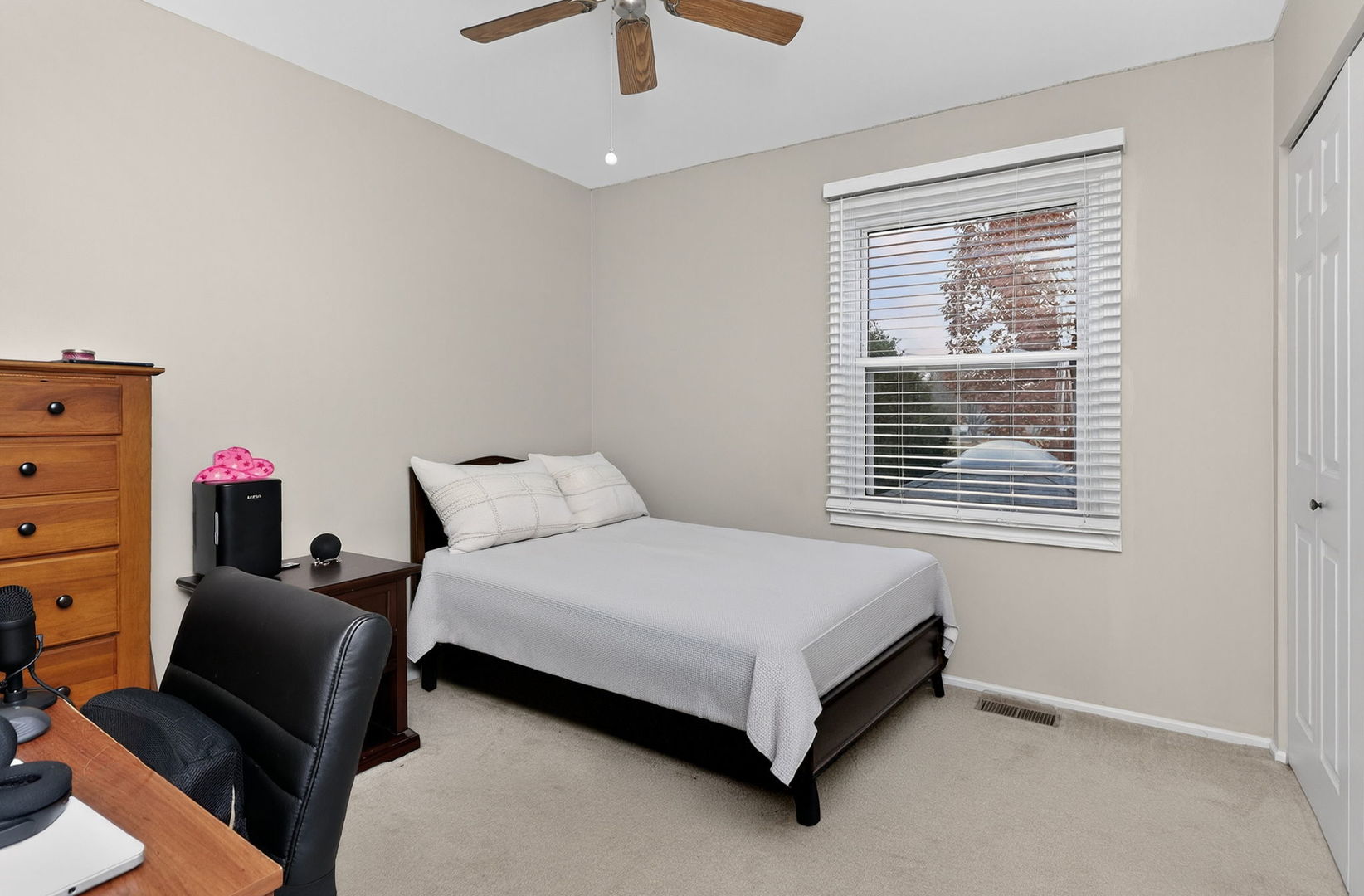 2238 Appleby Drive, Wheaton, IL 60189