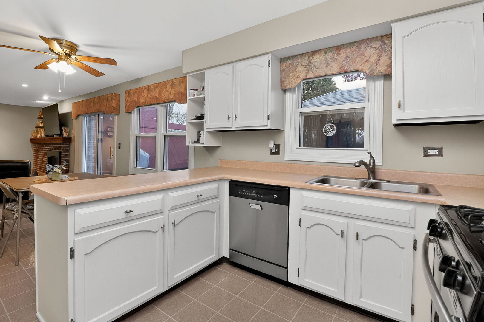 2238 Appleby Drive, Wheaton, IL 60189