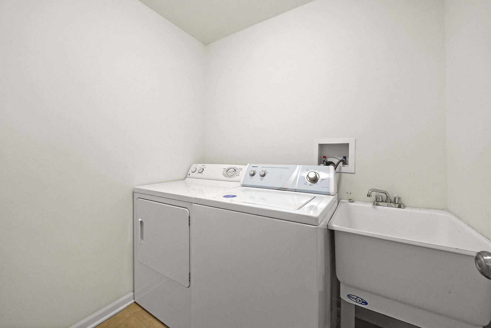 10S429 CARRINGTON Circle, Burr Ridge, IL 60527