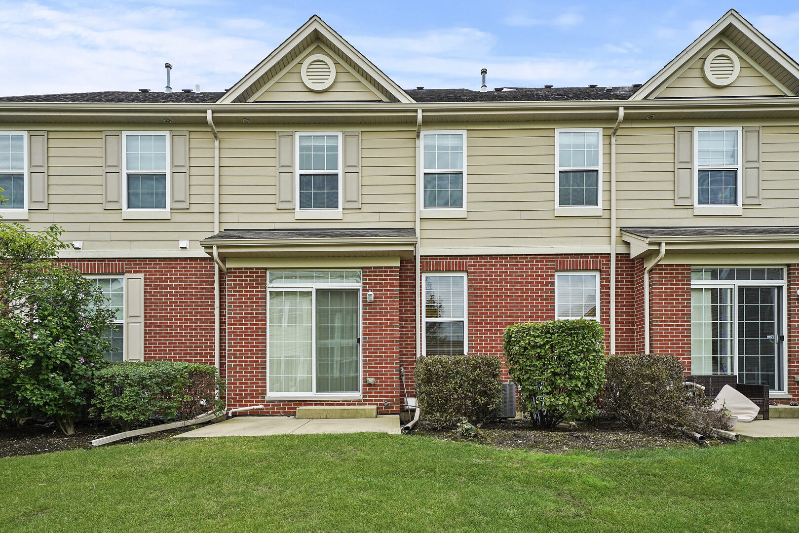 10S429 CARRINGTON Circle, Burr Ridge, IL 60527