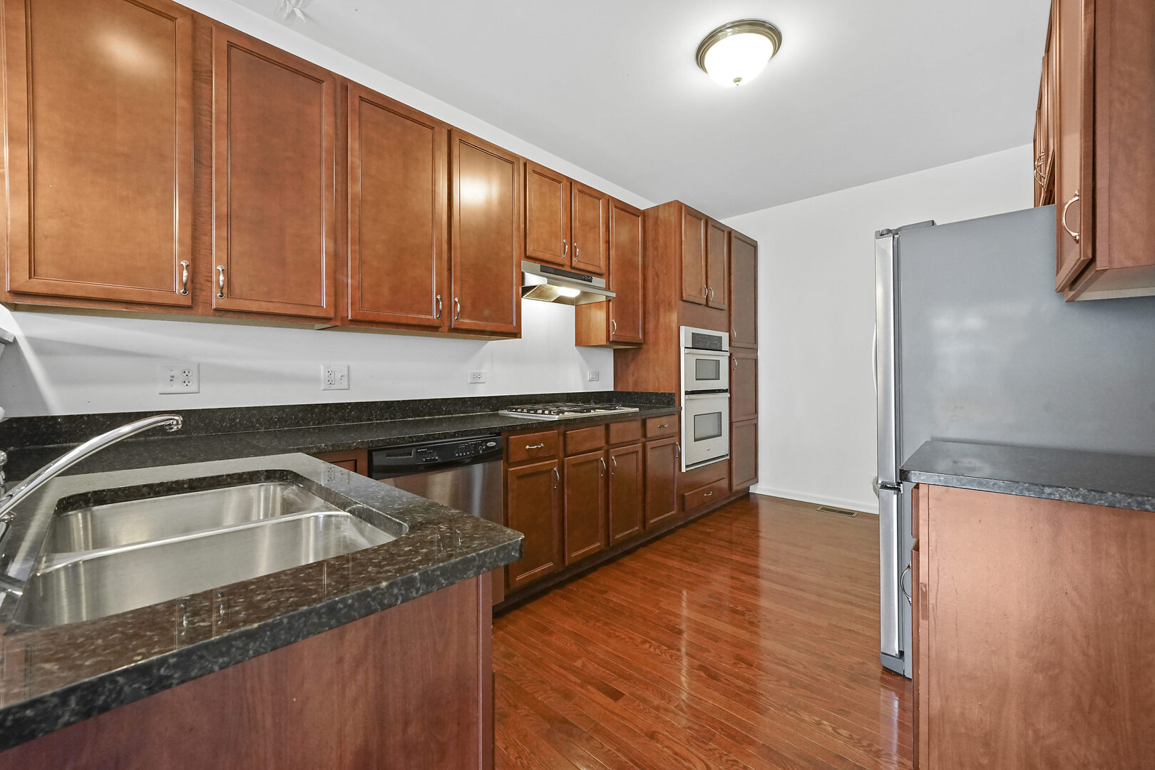 10S429 CARRINGTON Circle, Burr Ridge, IL 60527