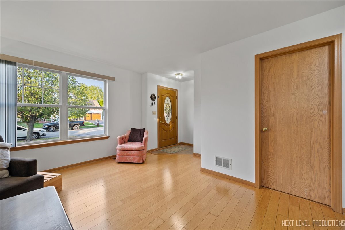 1296 Yellowpine Drive, Aurora, IL 60506