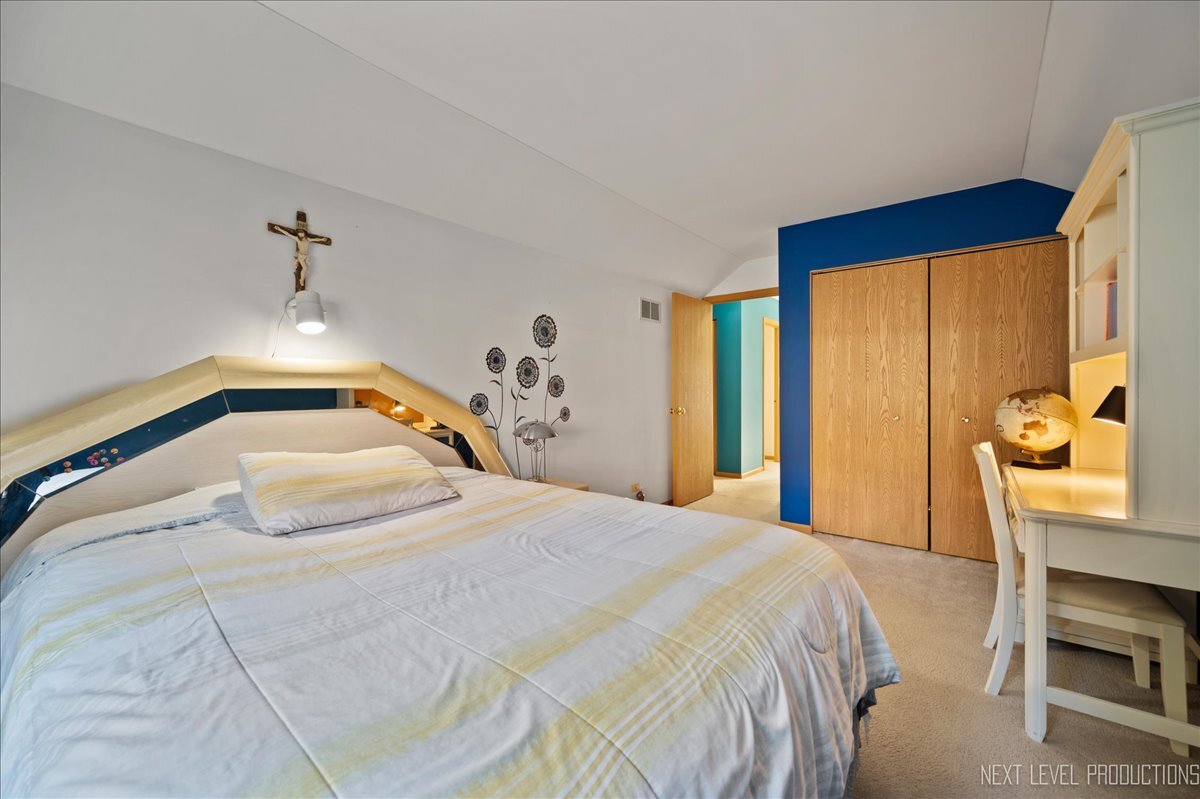 1296 Yellowpine Drive, Aurora, IL 60506