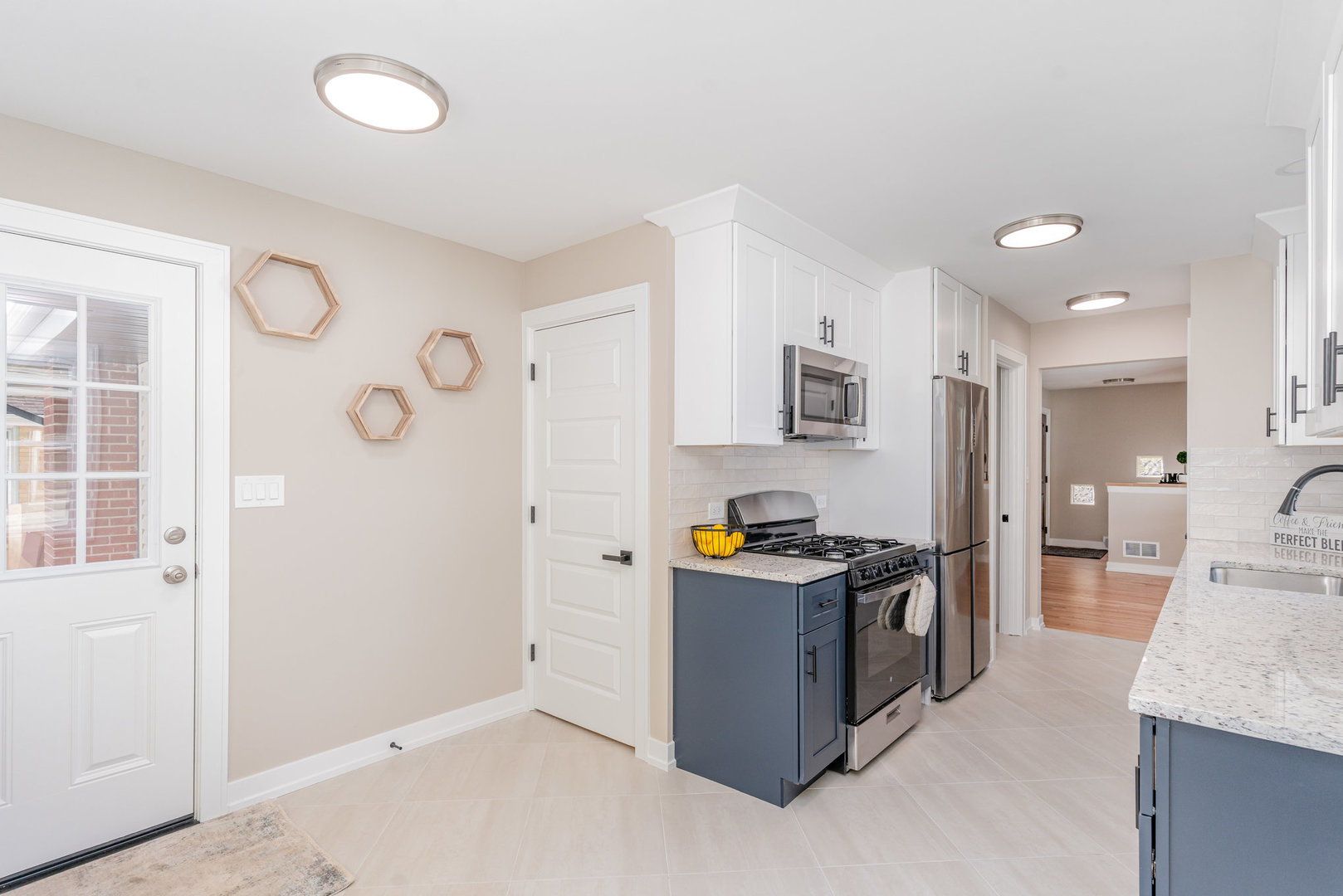 633 S Monterey Avenue, Villa Park, IL 60181