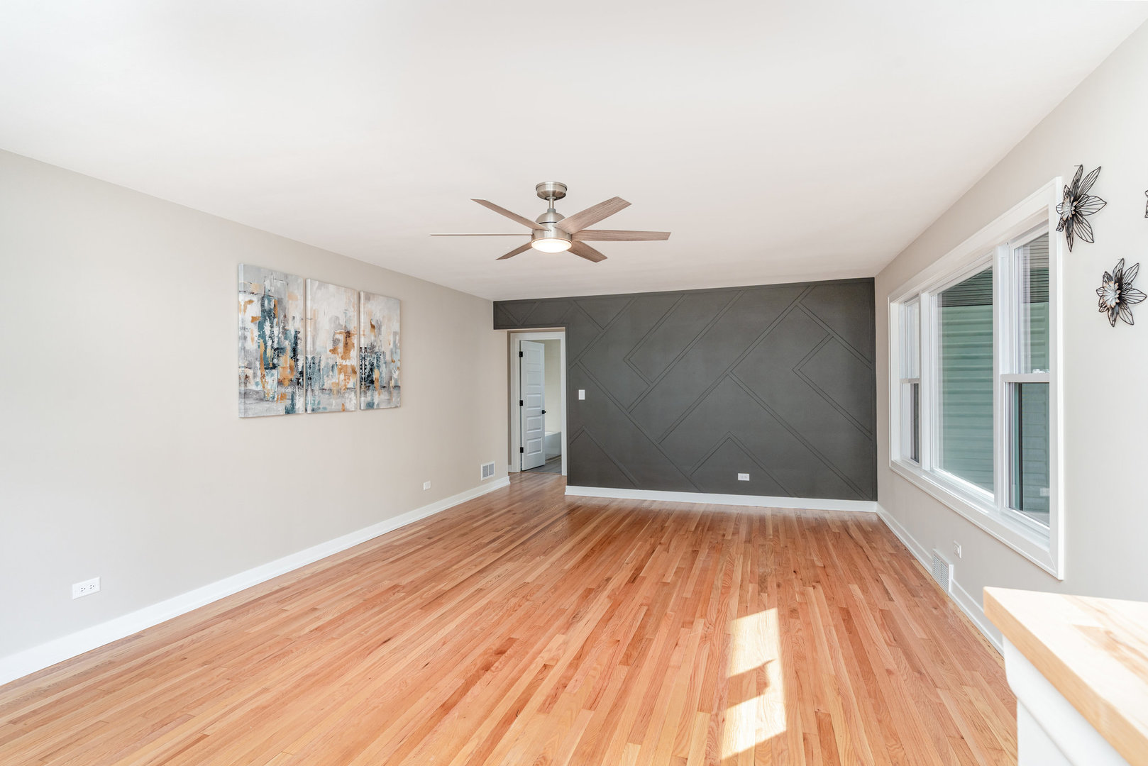 633 S Monterey Avenue, Villa Park, IL 60181