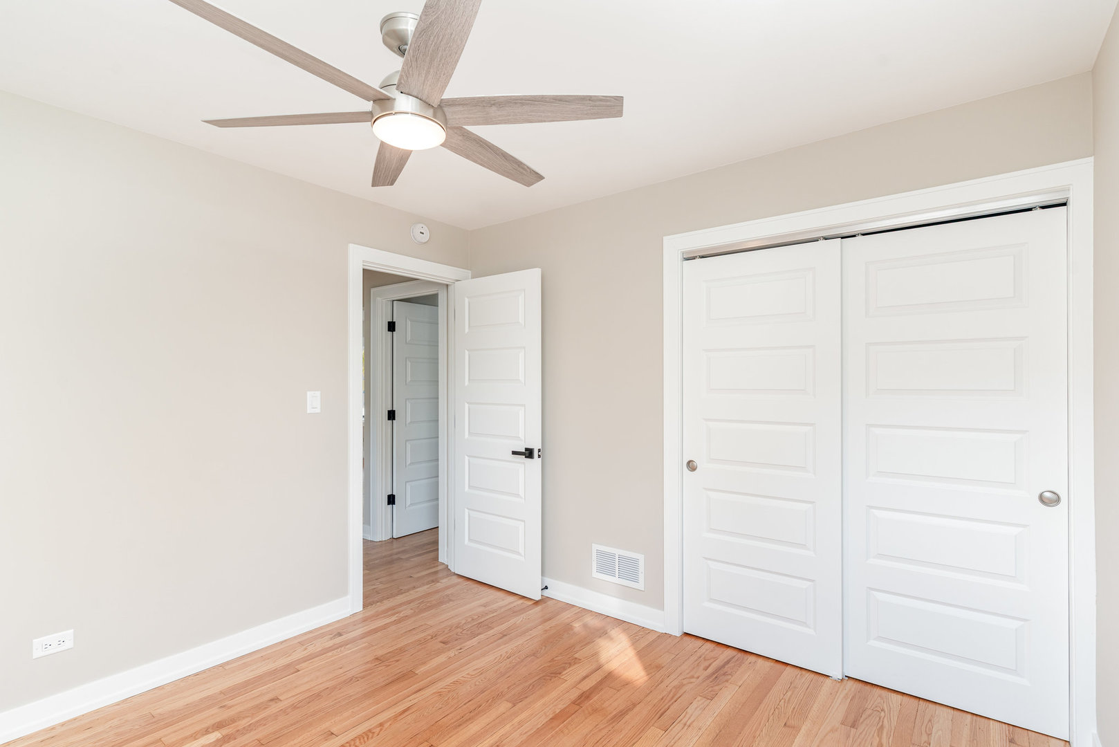 633 S Monterey Avenue, Villa Park, IL 60181