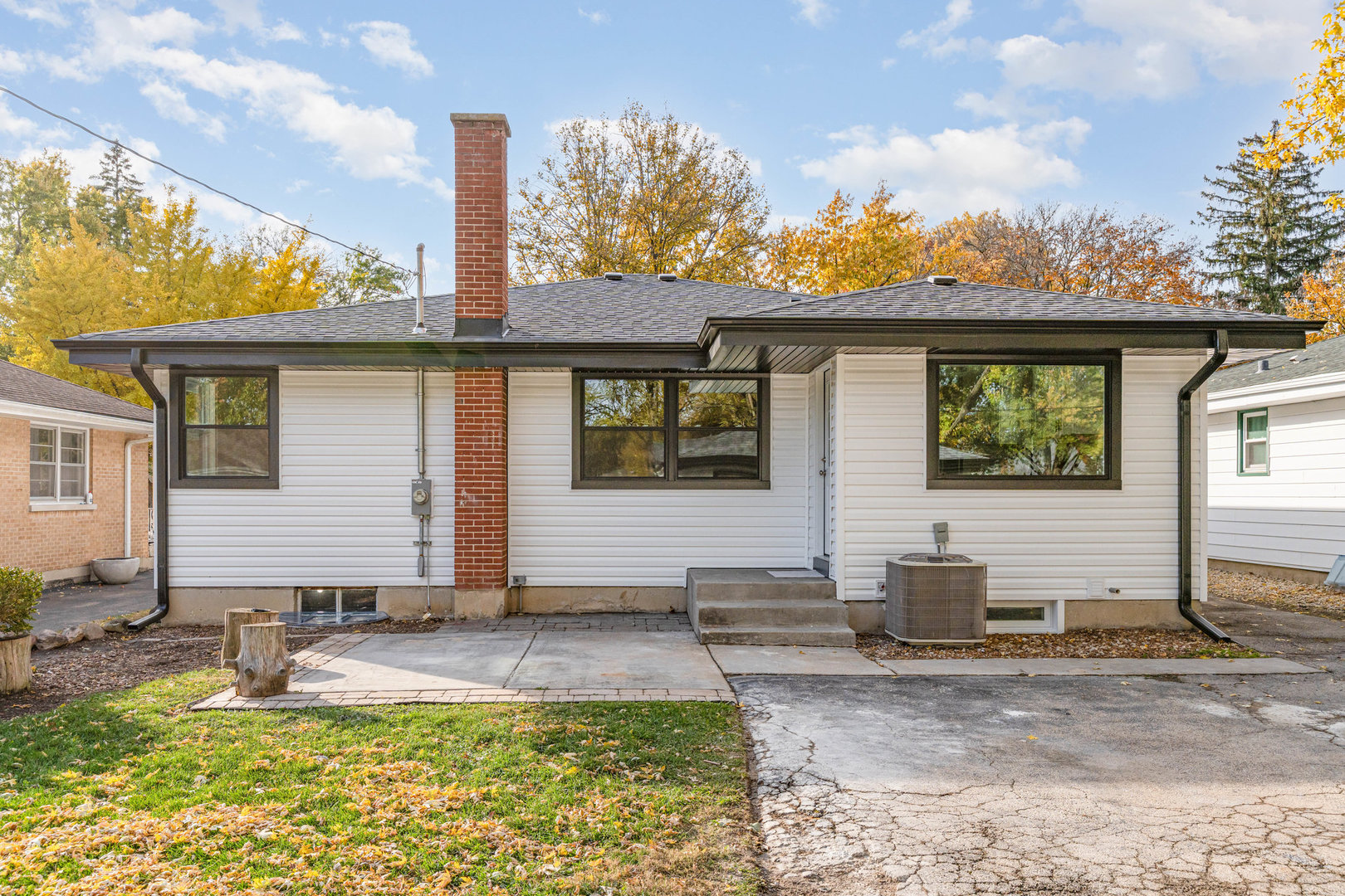 633 S Monterey Avenue, Villa Park, IL 60181