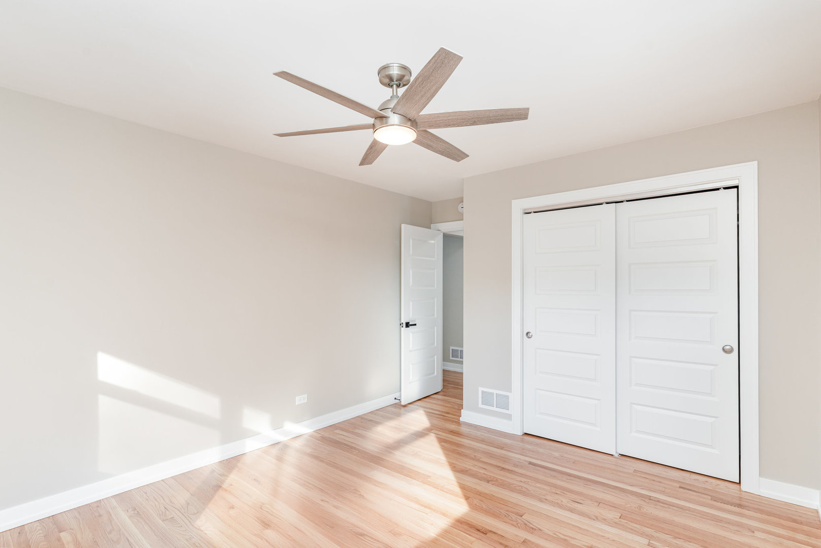 633 S Monterey Avenue, Villa Park, IL 60181