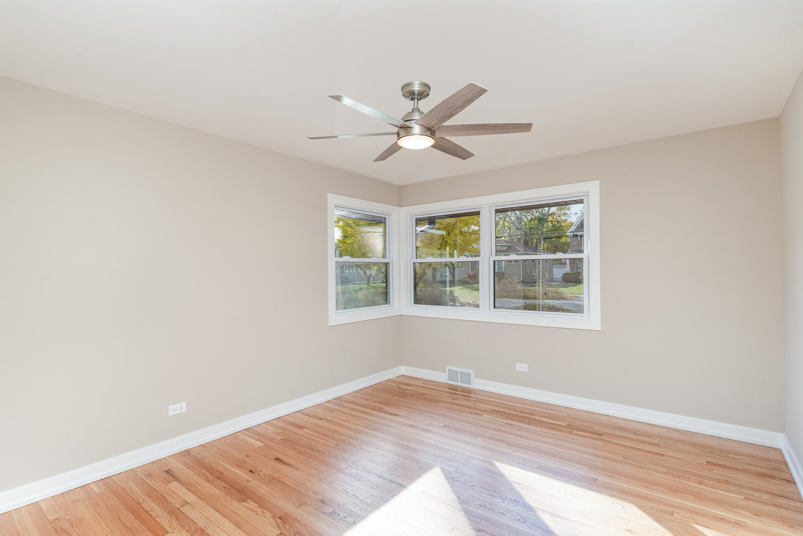 633 S Monterey Avenue, Villa Park, IL 60181