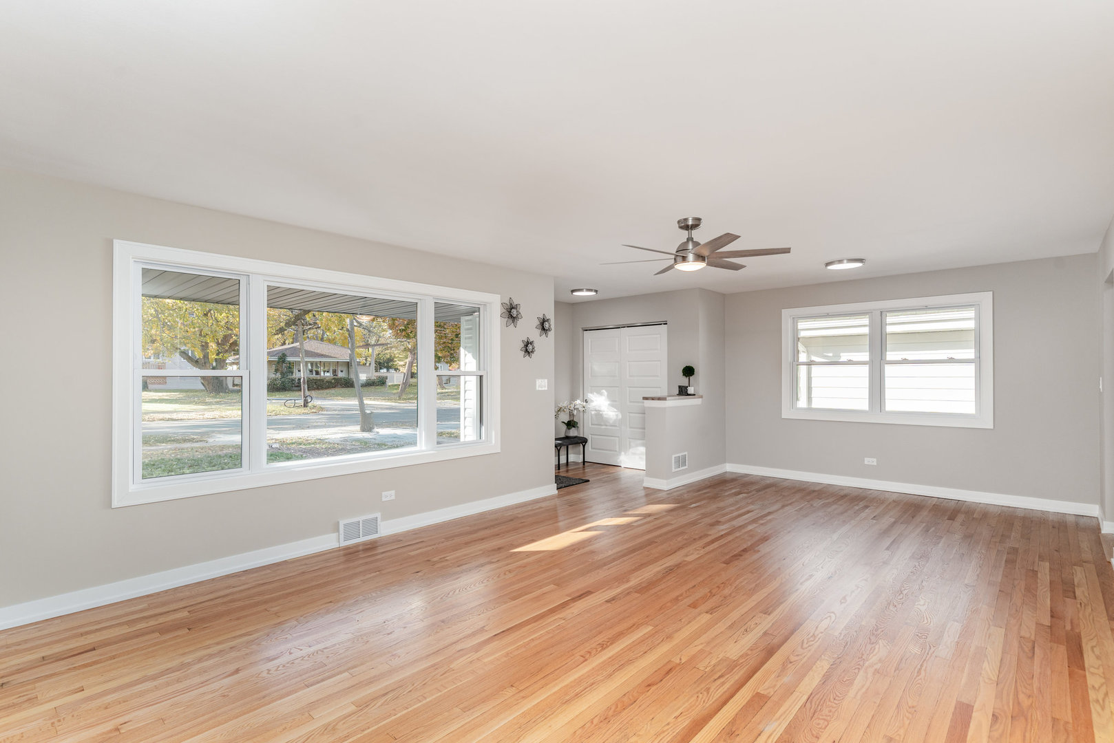 633 S Monterey Avenue, Villa Park, IL 60181