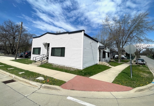 302 W Naperville Road, Westmont, IL 60559