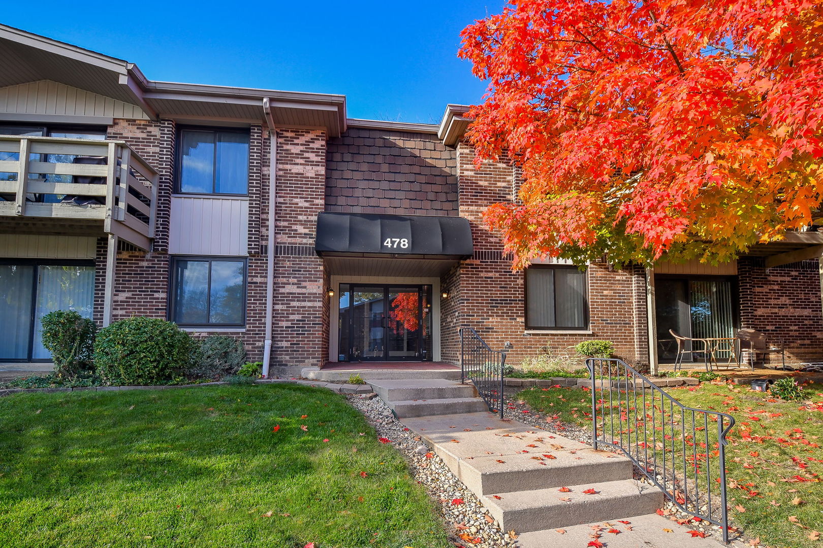 478 Raintree Court #2B, Glen Ellyn, IL 60137