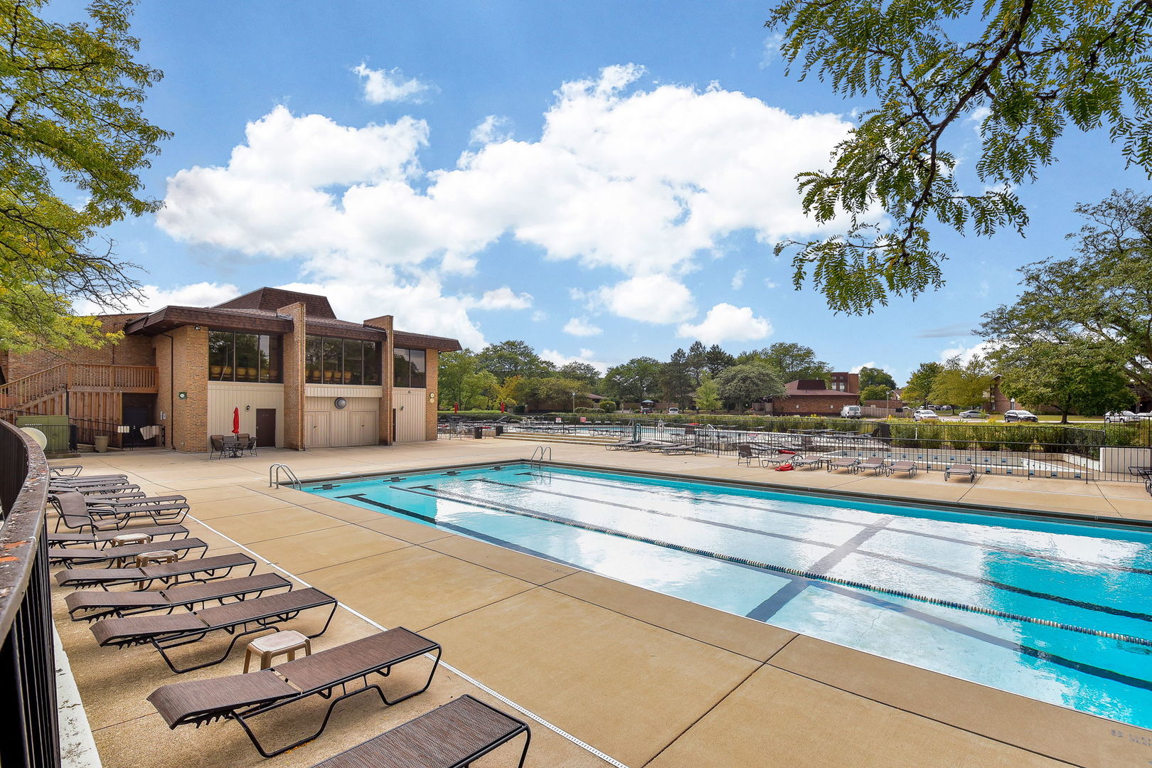 478 Raintree Court #2B, Glen Ellyn, IL 60137