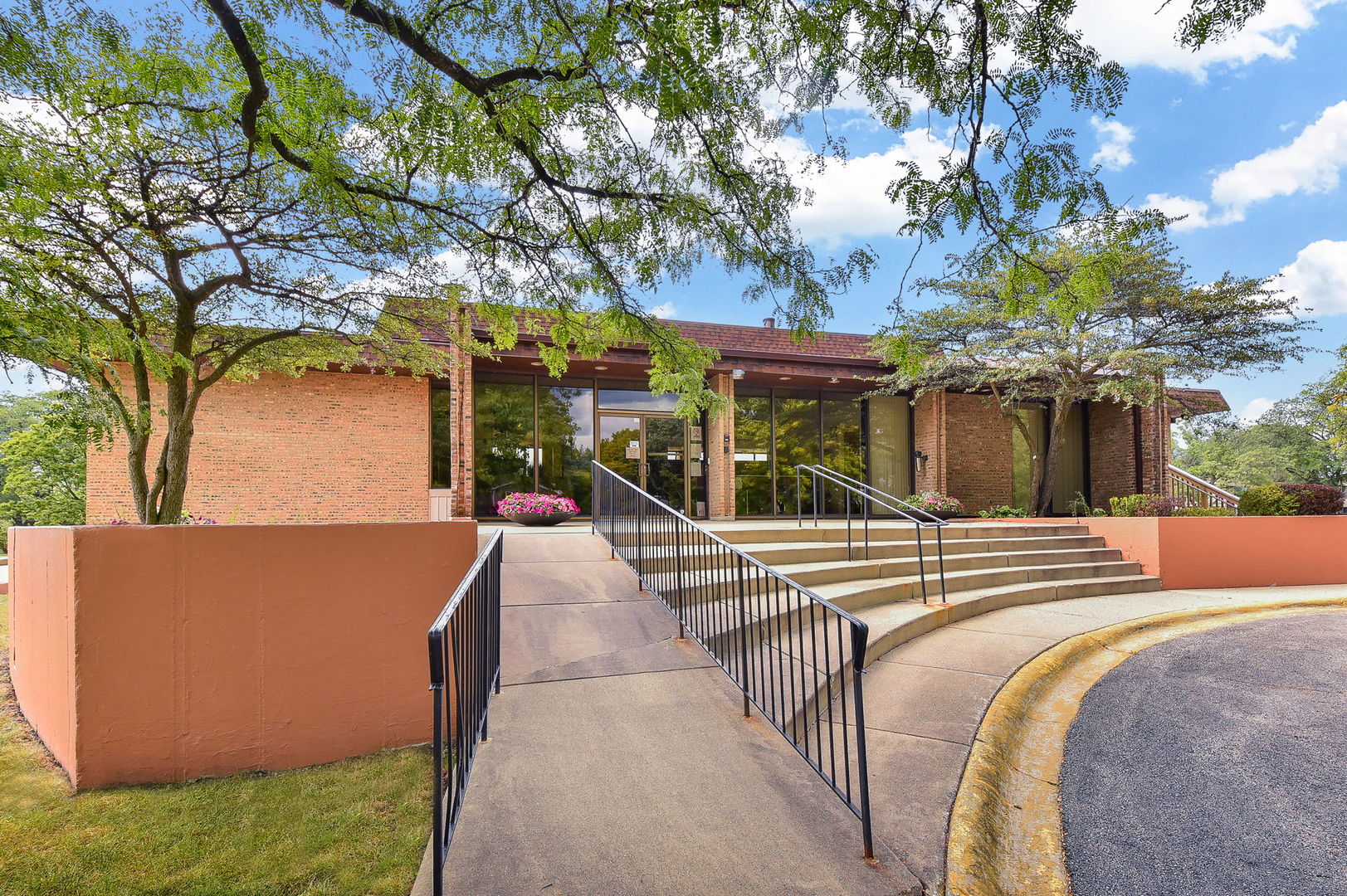 478 Raintree Court #2B, Glen Ellyn, IL 60137